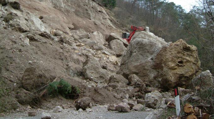 Sbancamento in roccia con uso di mine