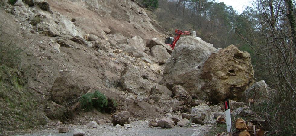 Sbancamento in roccia con uso di mine